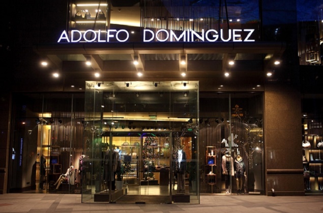 Adolfo Domínguez gana 7,7 millones en 2015 ‘salvada’ por la venta de su tienda en Paseo de Gracia